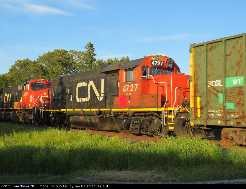 CN 4727 trails on 402